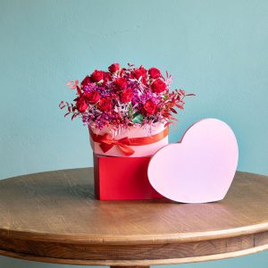caja mini rosas rojas con forma de corazón color rosa envío a Granada