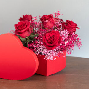 Caja con forma de corazón con 6 rosas Granada
